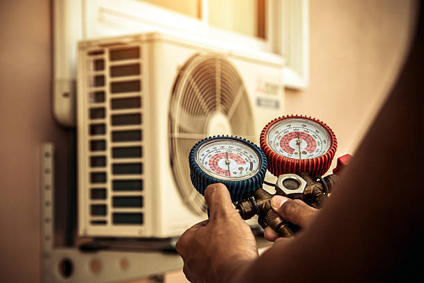 Professional Hvac technician working in Richmond Hill, GA